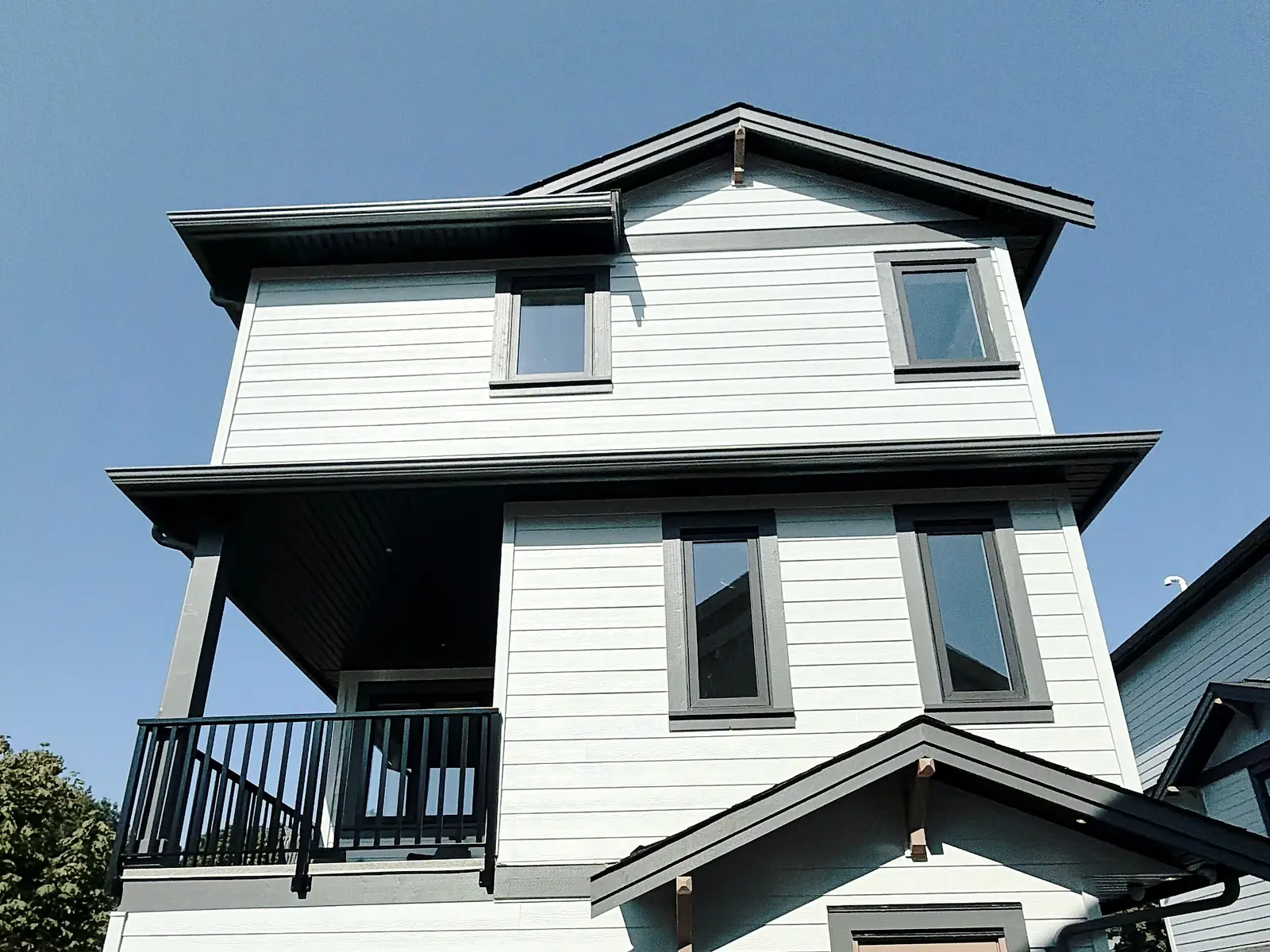 Hardie & Fiber-Cement Siding, trim and corner work by Moonrise Construction, Fraser Valley